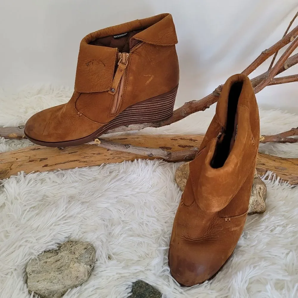 The northface Bridgeton wedge booties size 9 (K)